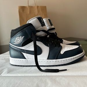 Nike (Mid) Air Jordan’s, Navy & Black Men’s 8 Never Worn!